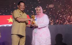 Komitmen Tinggi terhadap Kualitas Kesehatan, Bupati Bengkalis Terima UHC Award 2023