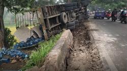 Penampakan Truk Terguling di Pandeglang, Ratusan Galon Air Mineral Menggelinding