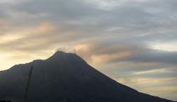 Sabtu Pagi Gunung Merapi Luncurkan Lava Pijar 17 Kali, Jarak Terjauh 1.500 Meter