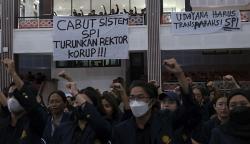 Mahasiswa Universitas Udayana Unjuk Rasa usai Rektor Terlibat Dugaan Korupsi