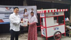 Bantu Masyarakat Kecil, Partai Perindo Bagikan 50 Gerobak Gratis untuk Warga Surabaya 
