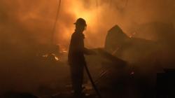 Kebakaran Lapak Barang Bekas di Surabaya, Puluhan Bangunan Semi Permanen Ludes