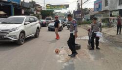 Kecelakaan Motor Gagal Nyalip Truk di Jalan Raya Cileungsi-Jonggol, 1 Tewas 1 Luka