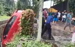 Salah Injak Pedal Rem, Minibus di Palangka Raya Masuk Kali