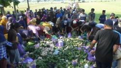 Tradisi Nyadran di Pekalongan, Warga Berdesakan Ambil Nasi Bungkus