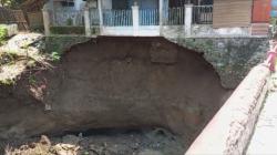 Tanggul Sungai Ambrol, Rumah Mewah di Mojokerto Terancam Ambruk<