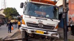 Diduga Rem Blong, Truk Tronton Tabrak Traffic Light di Blora