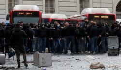 Tak Diperkenankan Masuk, Pendukung Frankfurt Bentrok dengan Polisi