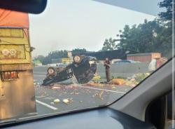 Pecah Ban, Mobil Pengangkut Sayur Terguling di Tol Tangerang-Jakarta 