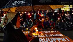 Aksi Nyalakan Lilin Tuntut Pengesahan RUU PPRT