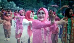  Ratusan Emak-emak di Grobogan Gelar Senam Kebaya, Seorang Peserta Pingsan Dilarikan ke RS