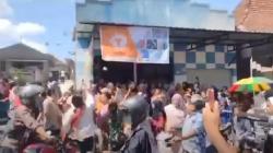 Heboh Emak-Emak Asyik Joget sambil Sebar Uang usai Calon Kades Menang