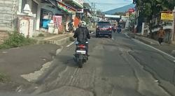  Awas! Jalan Raya Bandungan-Ambarawa Rusak Parah Rawan Kecelakaan<