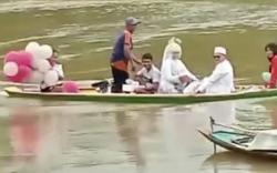 Viral Pengantin Naik Perahu di Tengah Banjir Musi Rawas