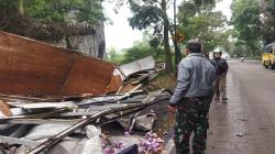 Kecelakaan di Cianjur, Truk Boks Tabrak Pagar lalu Terguling, Sopir Luka<