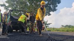 Kisah Pekerja di Balik Perbaikan Jalan Provinsi, Siaga 24 Jam hingga Tak Kenal Istilah Libur