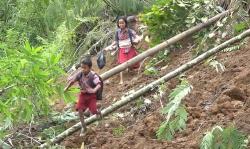 Demi Sekolah, Puluhan Siswa di Tana Toraja Terobos Longsor