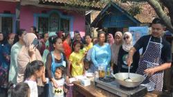 Emak-Emak di Rancaekek Bandung Ceria Dapat Ilmu Masak dan Perabot Dapur dari Kowarteg