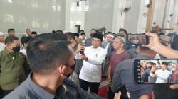 Potret Jokowi Pegang Handphone Warga yang Ingin Foto Bareng