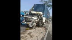 Truk Kontainer di Batu Bara Ringsek Usai Tabrak Pantat Tanki Molen Semen, 2 Terluka