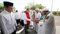 TGB Zainul Majdi dan Tokoh Agama Sambut HT saat Tiba di NTB