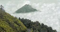 Indahnya Gunung Telomoyo, di Puncaknya Bisa Lihat Gugusan Gunung Diselimuti Awan