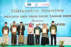 Gubernur Khofifah Apresiasi Peran Eko-Tren OPOP sebagai Penguat Ekonomi Pesantren