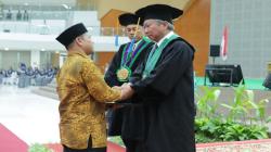 Haru, Ayah Hadiri Wisuda di UMS Gantikan Anaknya yang Meninggal