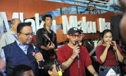 Malam Mingguan di Jalan Tunjungan, Anies Baswedan Nyanyi Bareng Warga Surabaya 