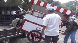 Dapat Bantuan Gerobak Perindo, Ini Harapan Pelaku UMKM di Bandung<