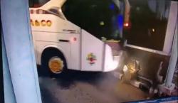 Kronologi Bus Berpenumpang 9 Orang Tabrak Gerbang Pos Karcis Bandara Sultan Hasanuddin Makassar