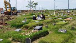 Keluarga Korban Covid-19 Ziarah ke TPU Rorotan, Teringat Ganasnya Varian Delta di 2021