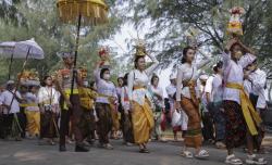 Ribuan Umat Hindu Khidmat Ikuti Melasti di Pantai Marina Semarang