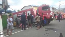 Hendak Padamkan Kebakaran, 1 Mobil Damkar Terperosok ke Parit<