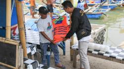 Cegah Kecelakaan di Laut, Nelayan Santolo Garut Dapat Bantuan Alat Keselamatan<