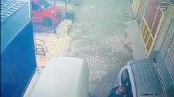 Aksi Pencurian Modus Pecah Kaca Mobil di Makassar Terekam CCTV, Pelaku Gondol Laptop