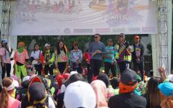 Ribuan Warga Antusias Ikut Senam Zumba Bersama Iwan Bule di Bandung<