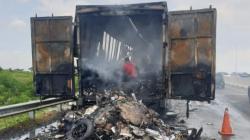 Truk Ekspedisinya Terbakar di Jalan Tol, JNE Minta Maaf dan Siap Tanggung Jawab<