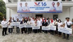 HT Saksikan Penyerahan Bantuan Gerobak Perindo kepada Pelaku UMKM di Bandung<
