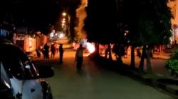 Bentrok Antarpemuda di Baubau Pecah, 1 Warga Betulkan Mobil Pinggir Jalan Terkena Panah