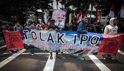 Ratusan Massa Unjuk Rasa Tolak Rencana IPO PT Amman Mineral