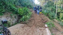 Tebing 40 Meter Longsor Tutup Jalan di KBB, Akses Gununghalu-Cianjur Lumpuh<