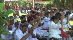 Ratusan Umat Hindu Lintas Kabupaten Khidmat Ikuti Upacara Melasti di Pantai Bandengan