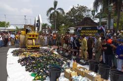 Polres Bantul Musnahkan Ribuan Botol Miras, Ganja dan Obat-obatan Terlarang 