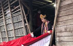 Puan Maharani Janjikan Perbaikan Rumah Betang Ensaid, Minta Kaum Ibu Tetap Menenun<
