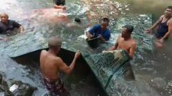 Tradisi Warga Pasuruan Jelang Ramadan, Cuci Karpet dan Sajadah Masjid di Mata Air Umbulan