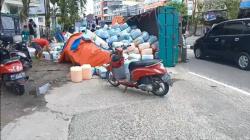 Diduga Kelebihan Muatan, Truk Bawa Ratusan Jeriken Racun Tanaman Terbalik