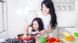 Bukan Cuma Menyiapkan Menu Sahur dan Berbuka, Ini Peran Para Ibu di Bulan Ramadan