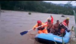 Dramatis, Tim SAR Gabungan Evakuasi Warga Terjebak Banjir di Sungai Kalisapi Banjarnegara