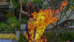 Foto Ogoh-Ogoh Dibakar Jelang Hari Raya Nyepi di Palembang